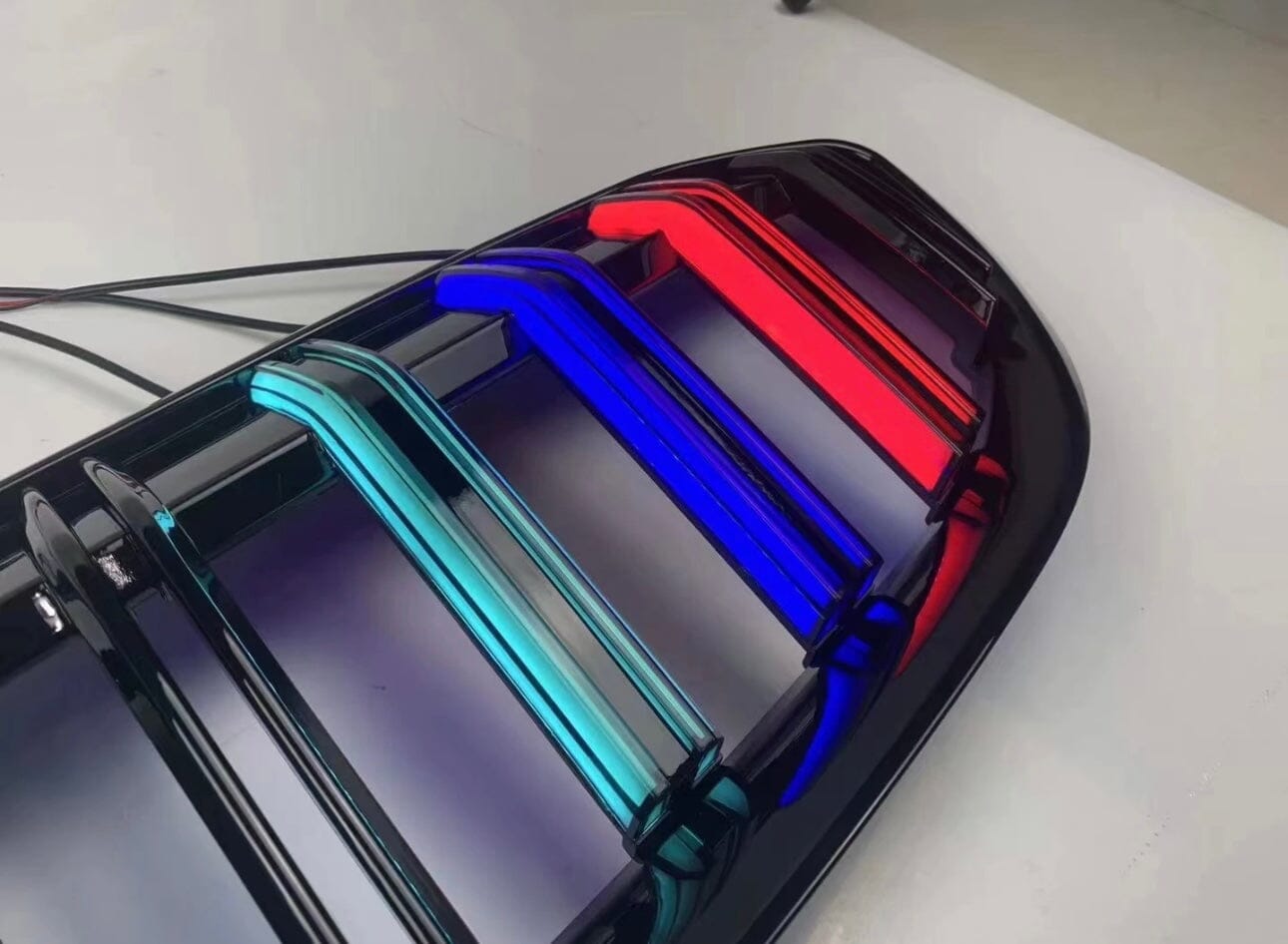 Hochmoderner LED-Frontgrill in BMW M-Farben für BMW 3er und 5er - RSHOP