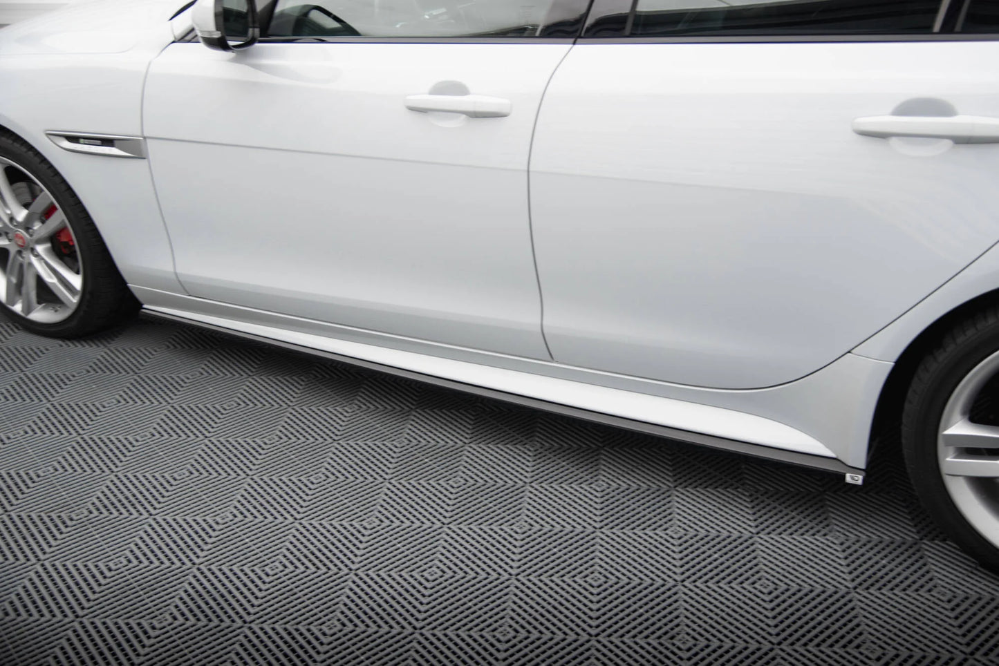 Jaguar XE R-Sport X760 - Seitenschweller