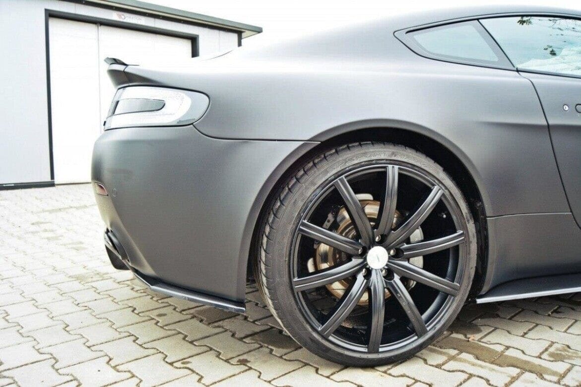 Aston Martin Vantage V8 Heck Ansatz Flaps Schwarz Glanz Maxton Design 