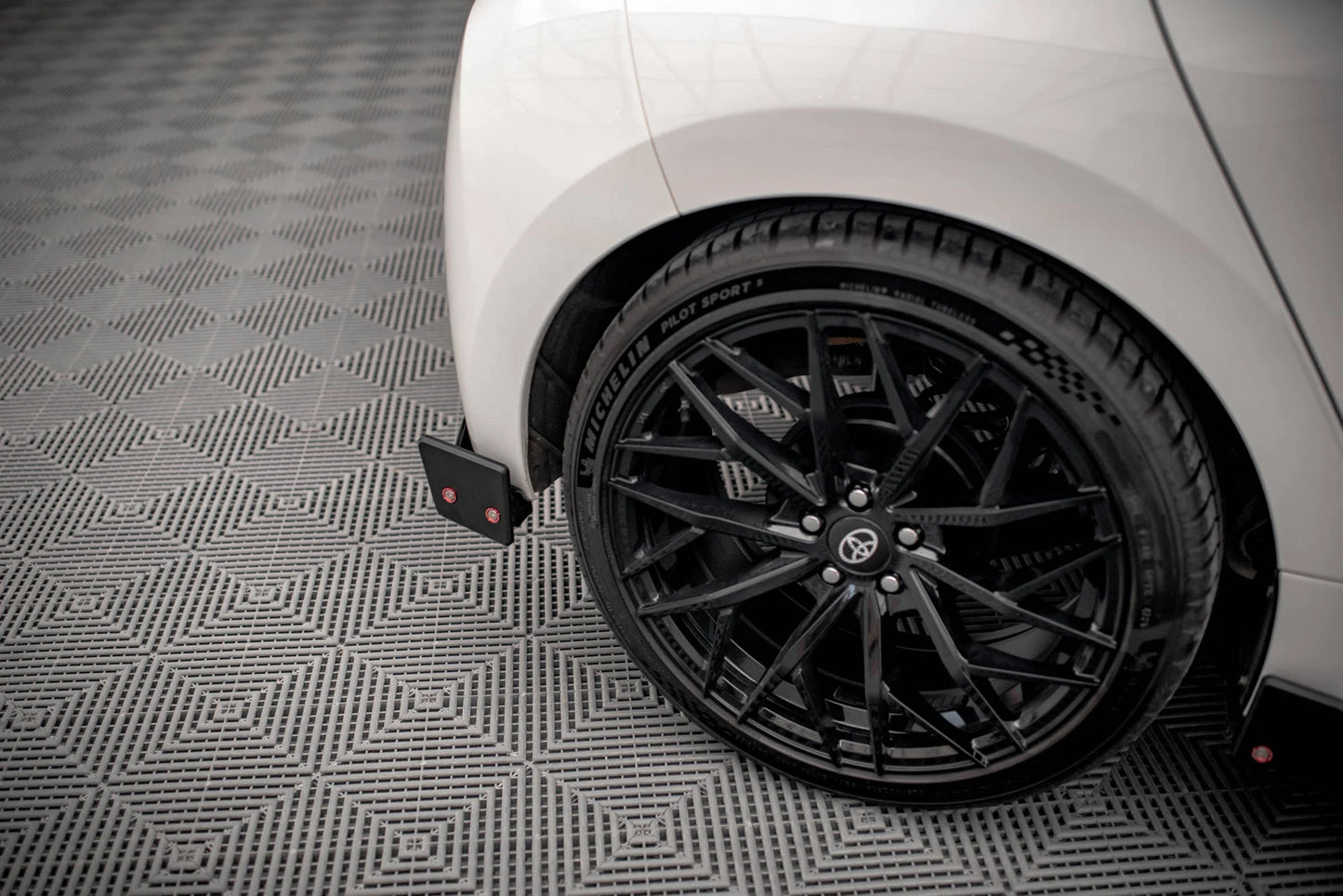 Toyota Yaris - Heck Ansatz V.1 + Flaps