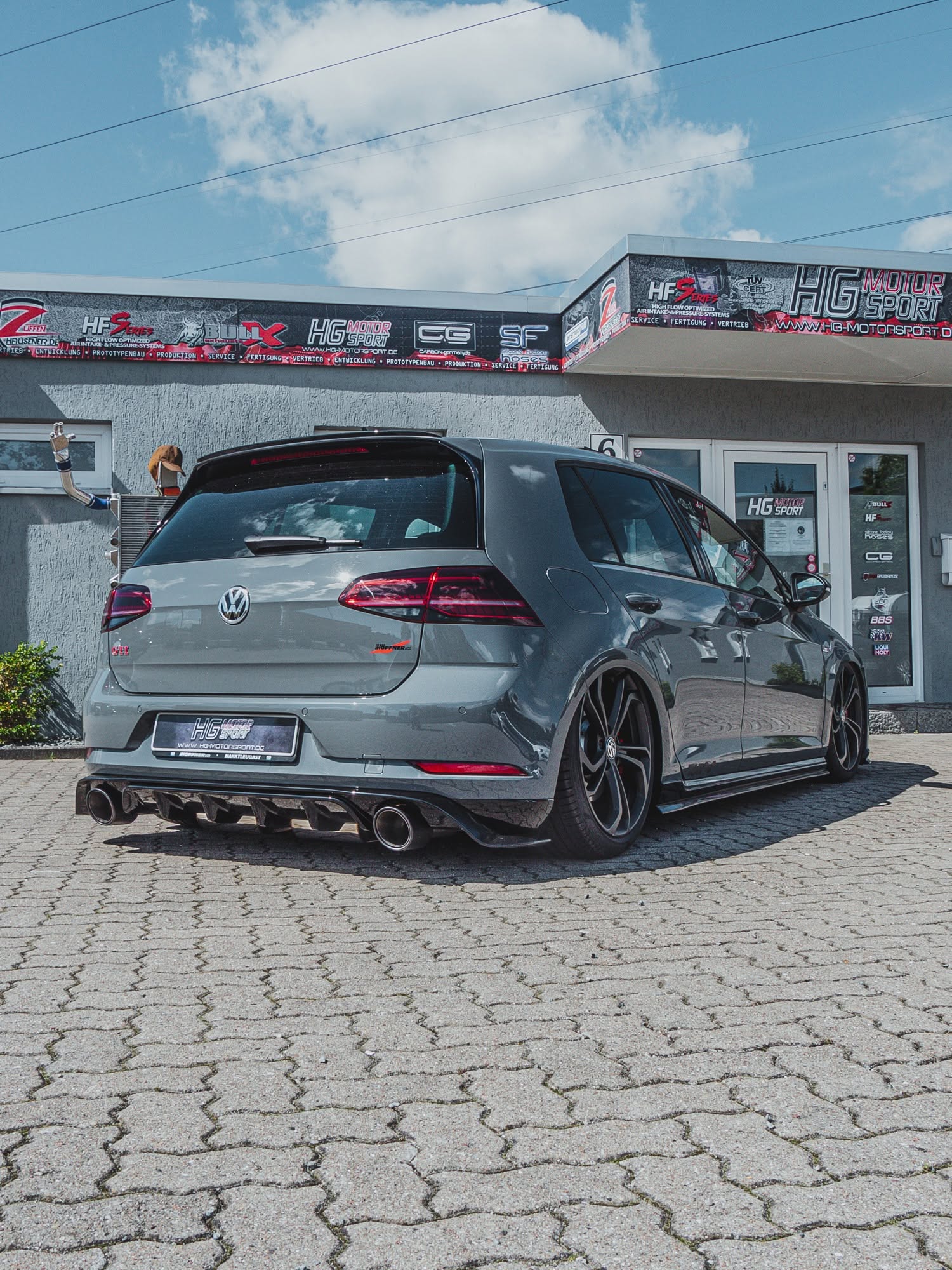 Volkswagen Golf mit EGO-X Umfeld vor HG-Motorsport Gebäude